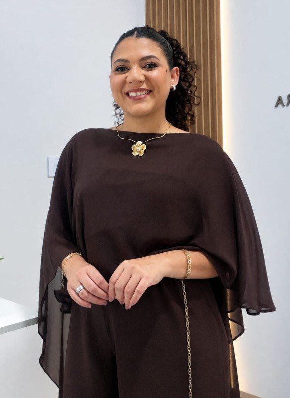 Geovana Ferreira sorrindo no estúdio